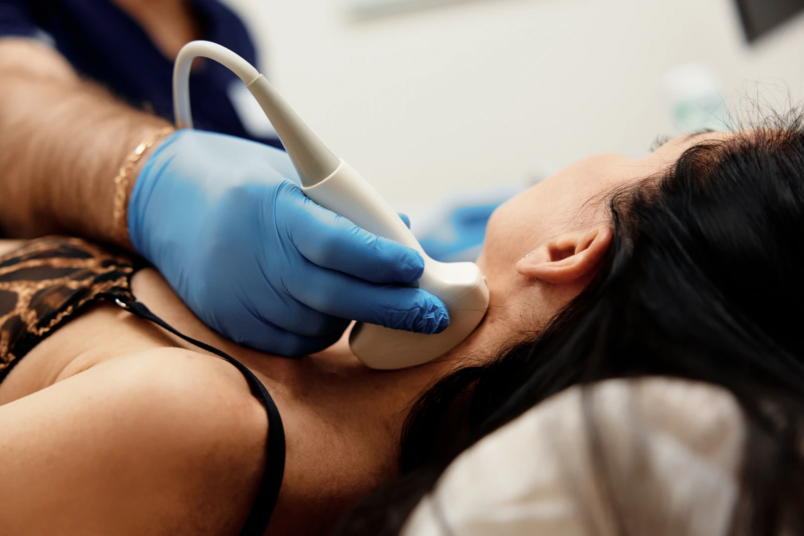 Врач проводит УЗИ