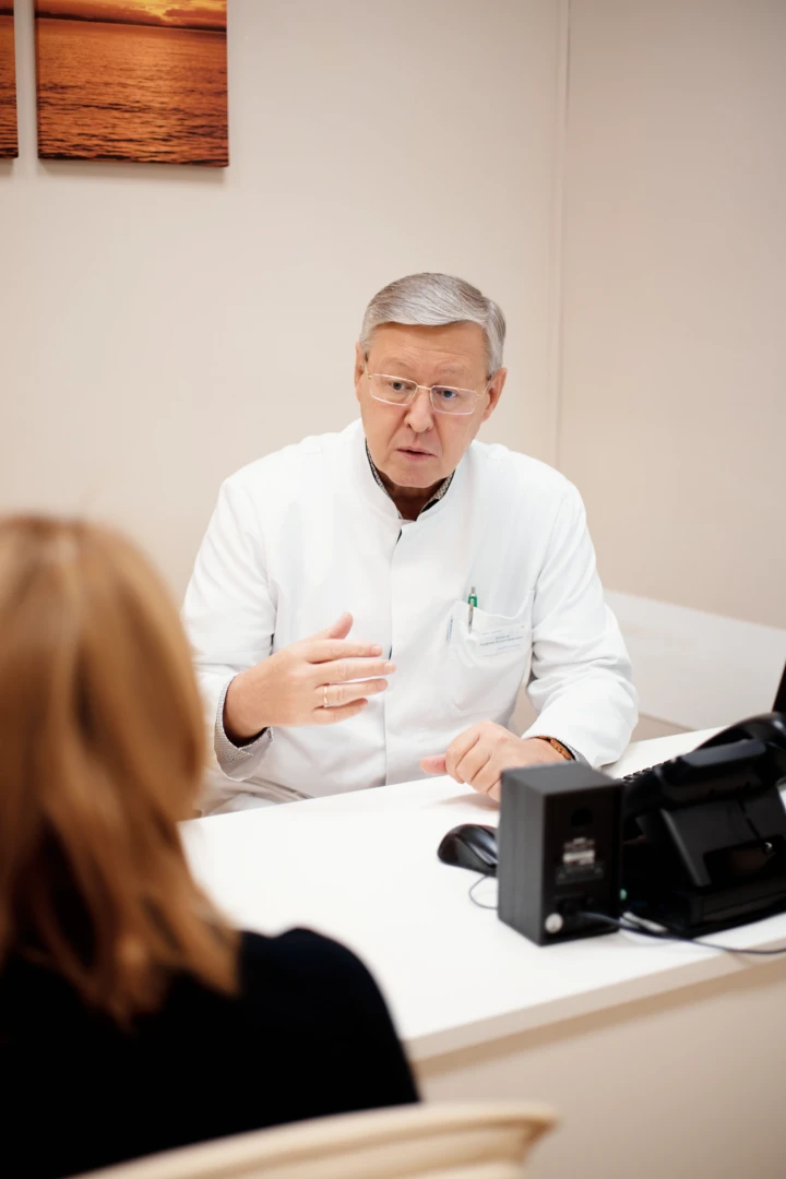 Врач проводит диагностику