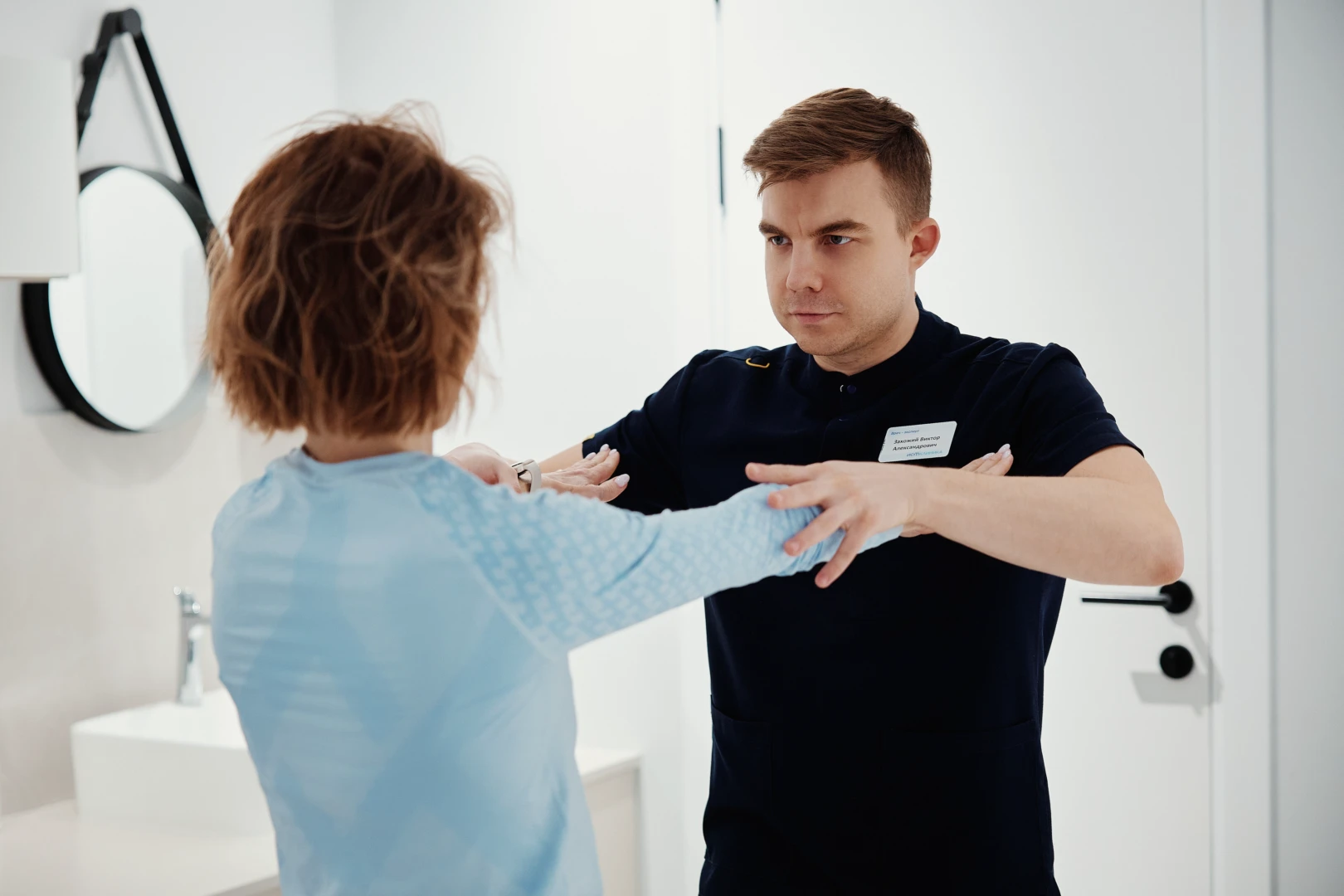 Врач проводит диагностику