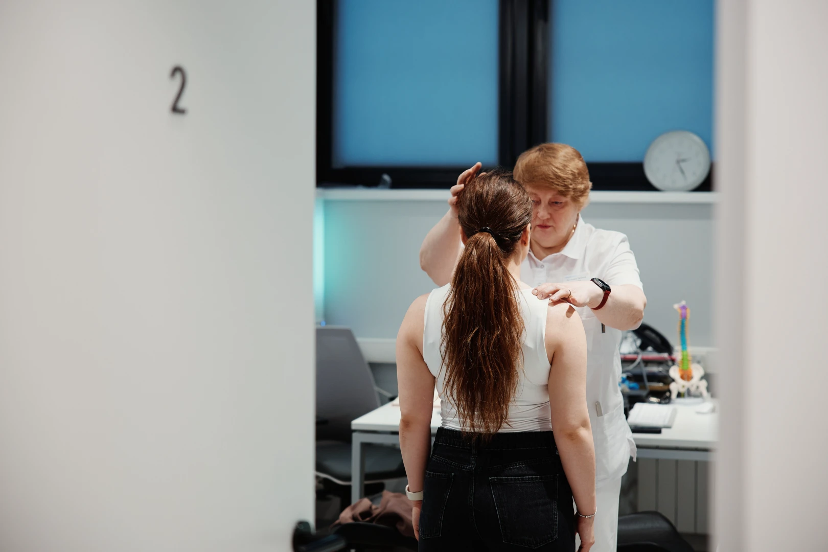 Врач проводит диагностику