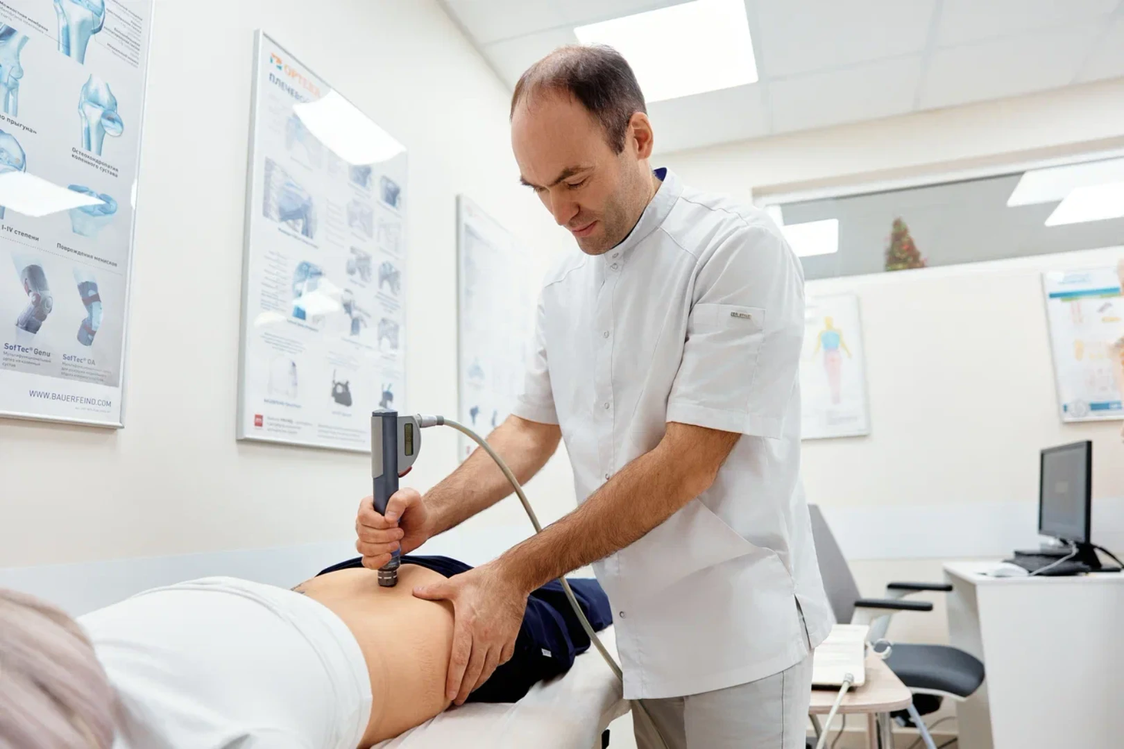 Врач проводит УВТ позвоночника