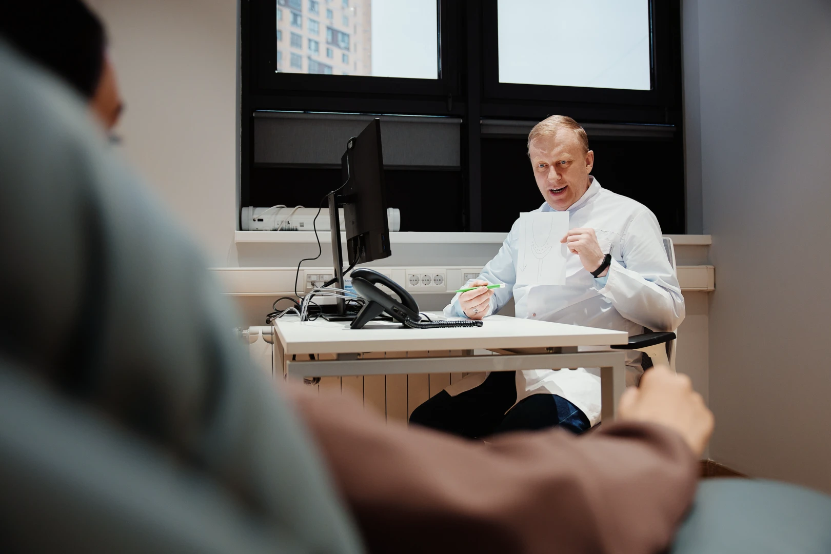 Врач проводит диагностику