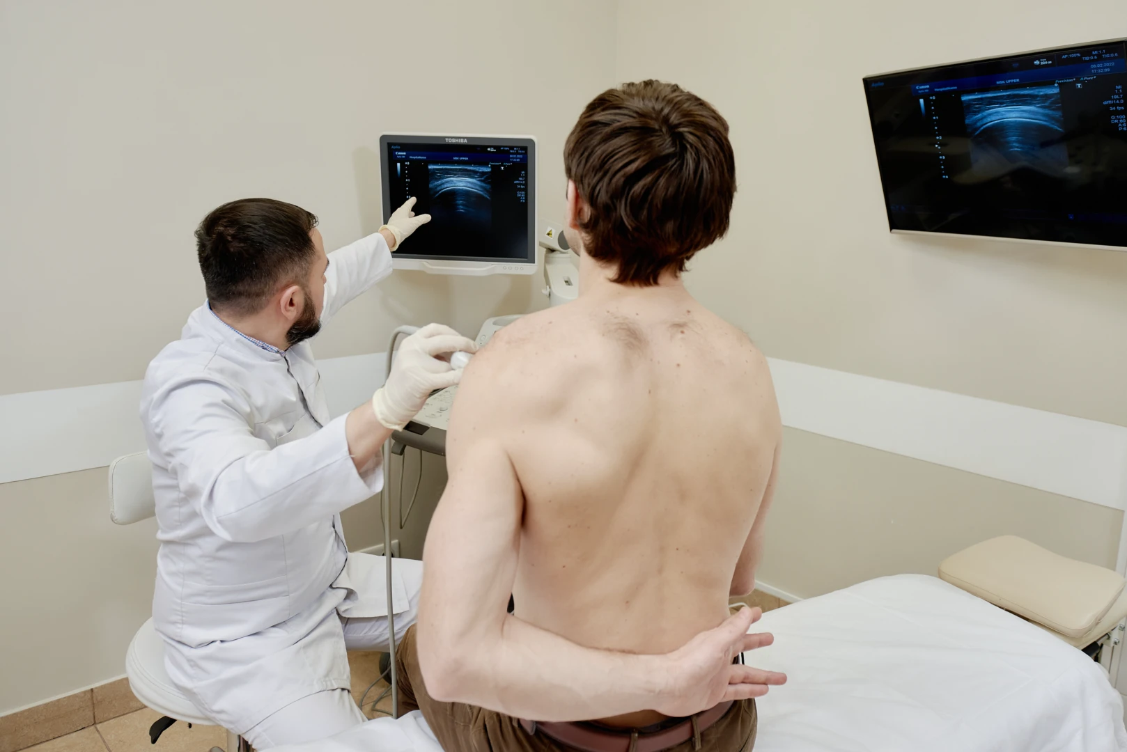 Врач проводит УЗИ