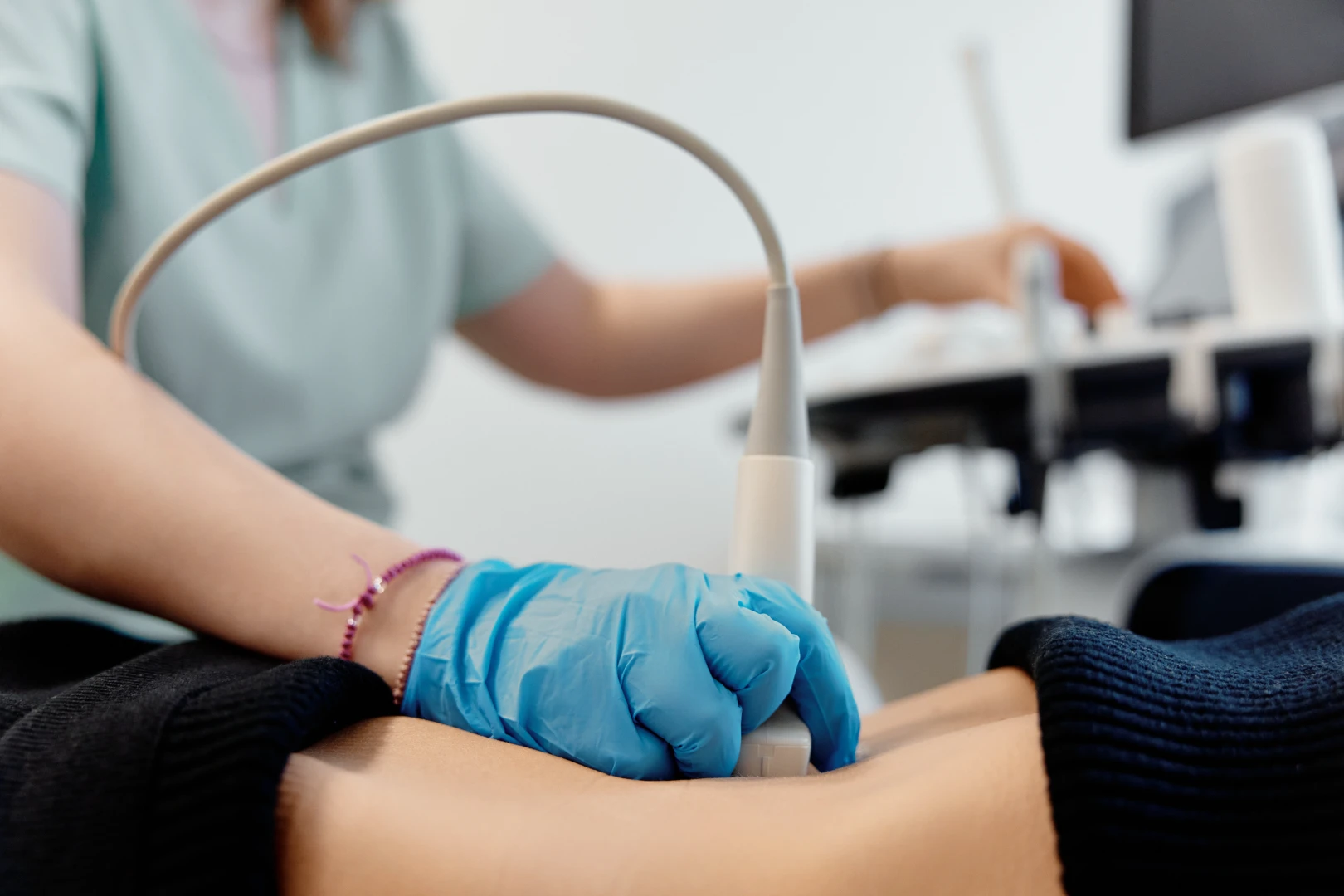 Врач проводит УЗИ