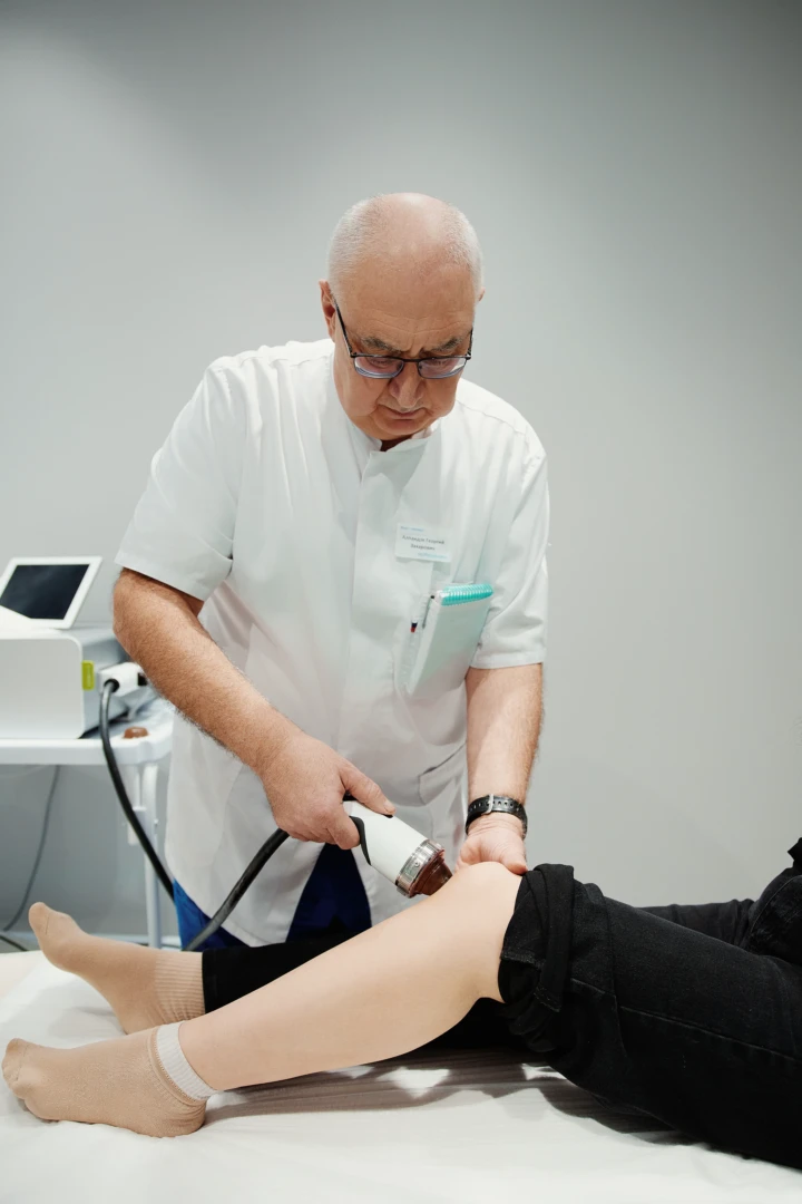 Консультация физиотерапевта перед фонофорезом коленного сустава