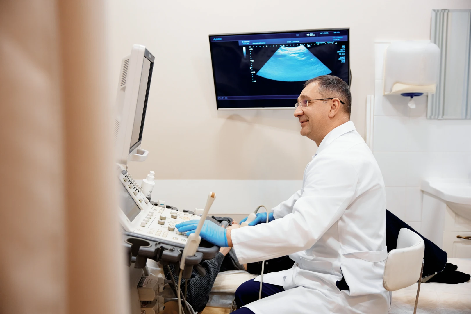 Врач проводит УЗИ