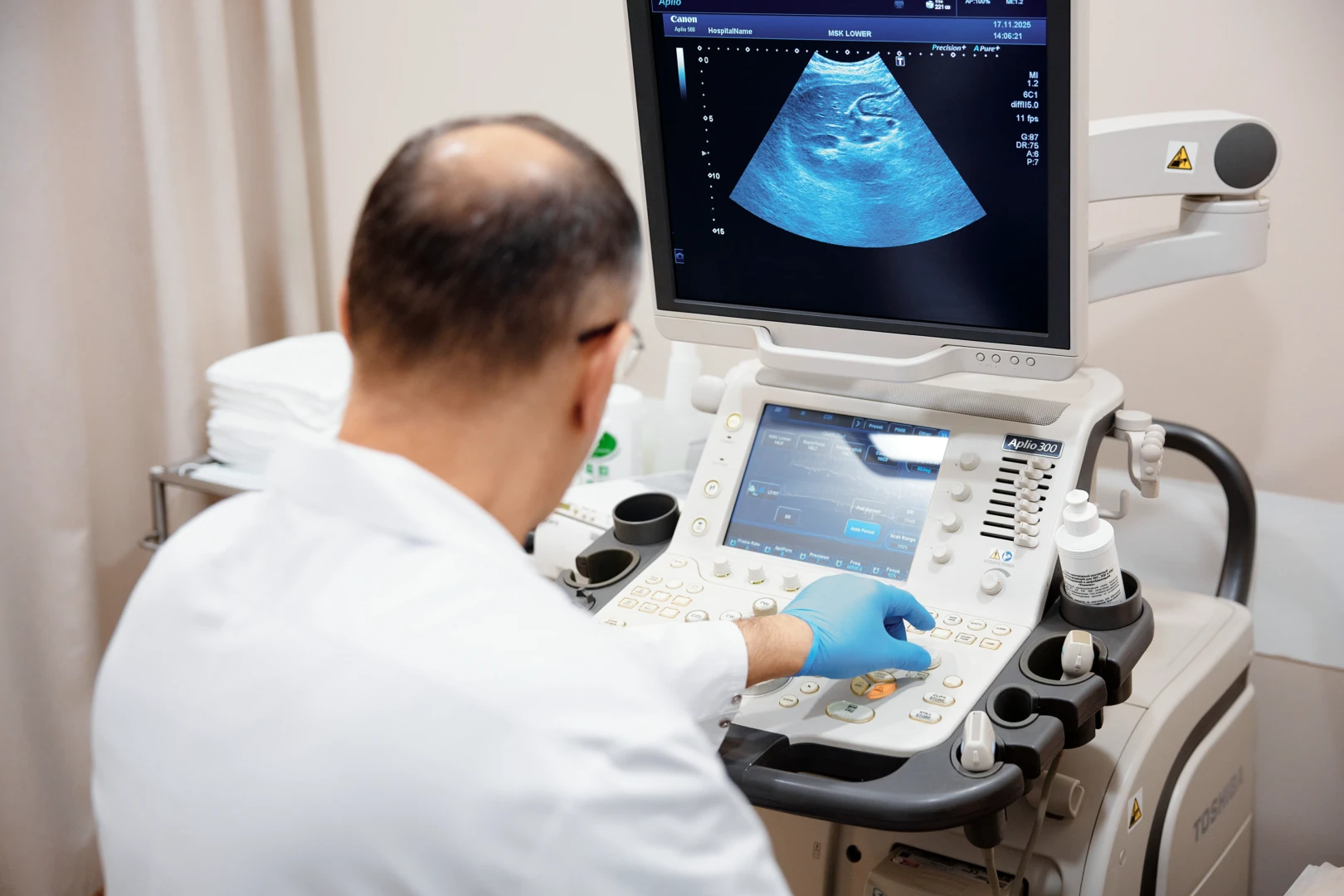 Врач разговаривает с пациентом перед проведением УЗИ