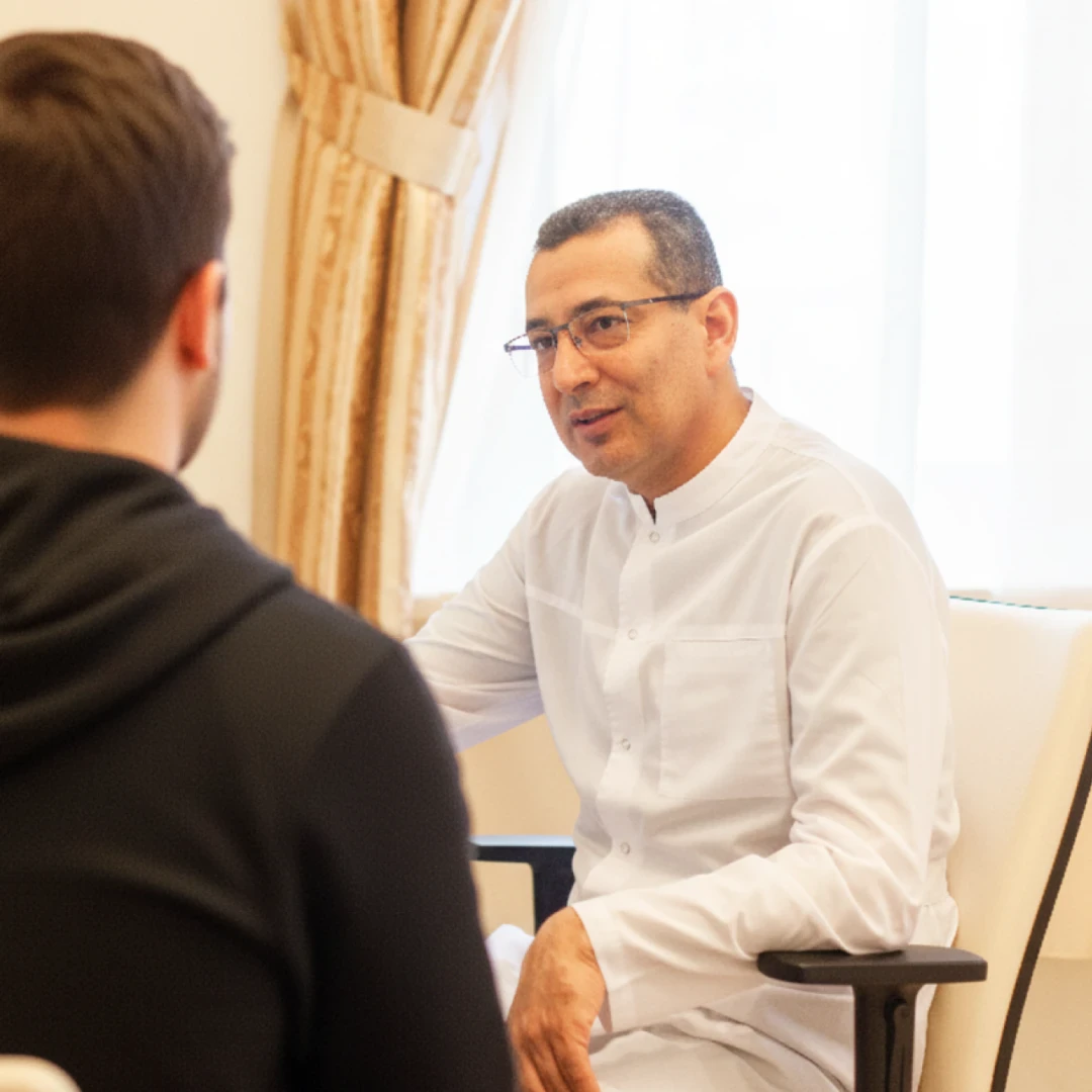 Уролог проводит консультацию в Ист Клинике