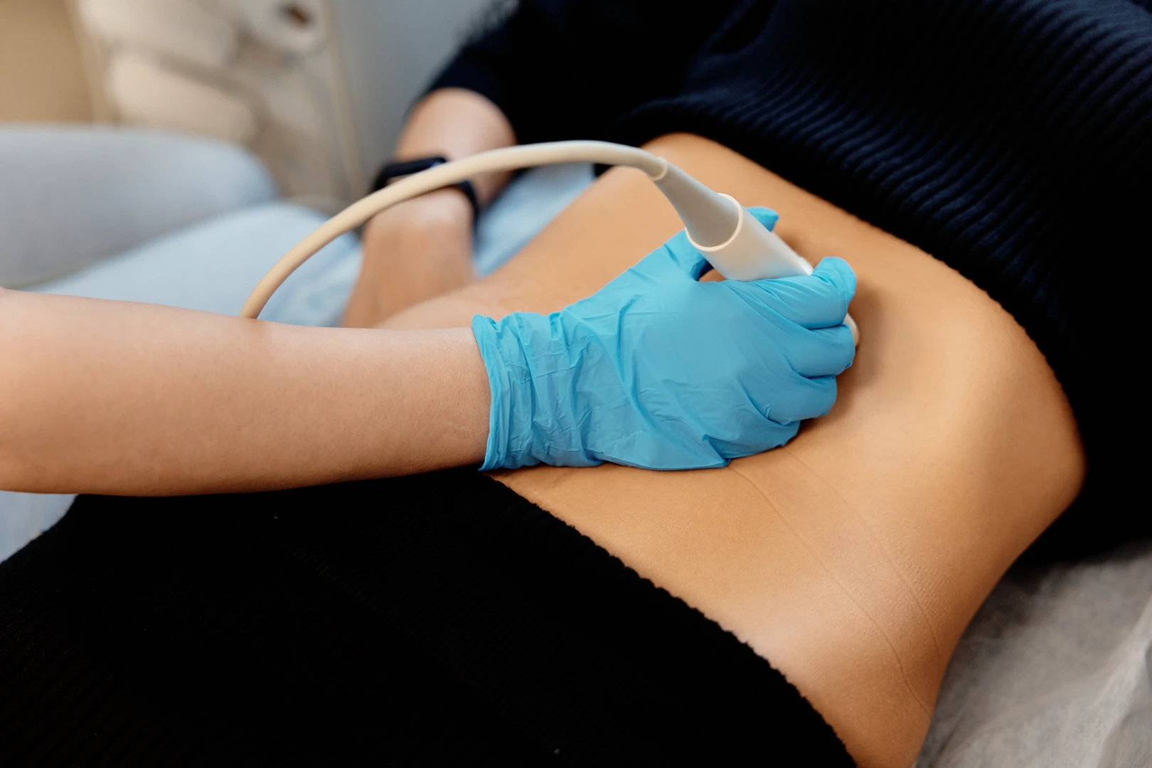 Врач проводит диагностику