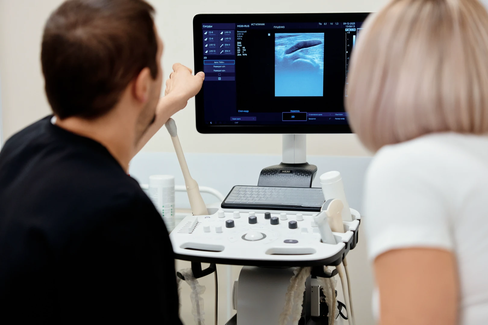 Врач проводит УЗИ