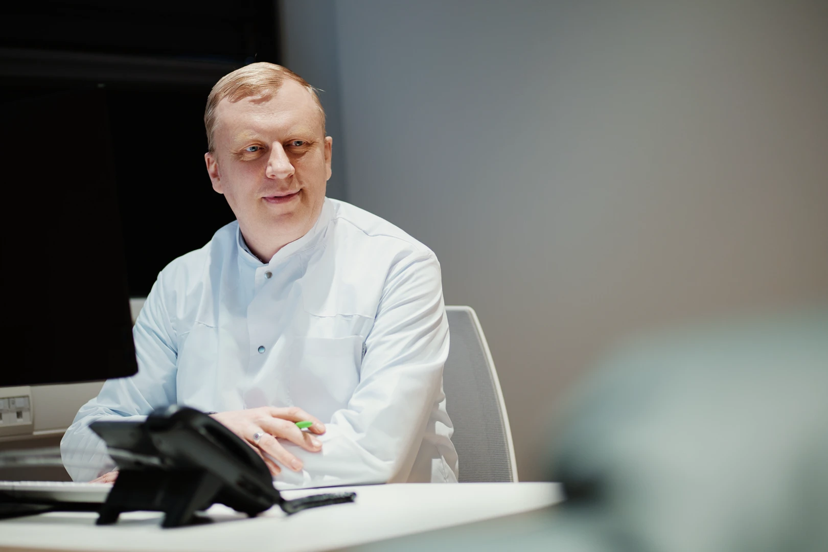 Врач разговаривает с пациентом