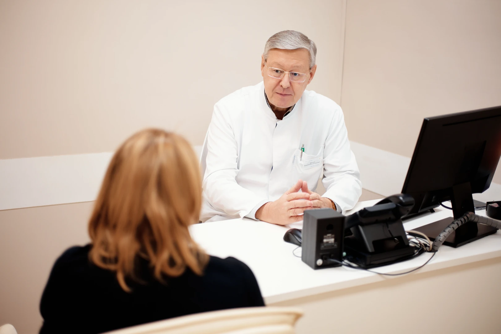 Психотерапевт проводит сеанс трансперсональной психотерапии с пациентом