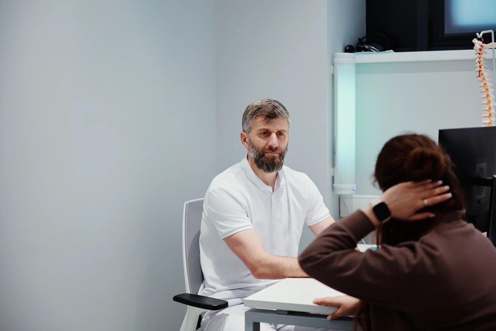 Ортопед беседует с пациентом перед осмотром