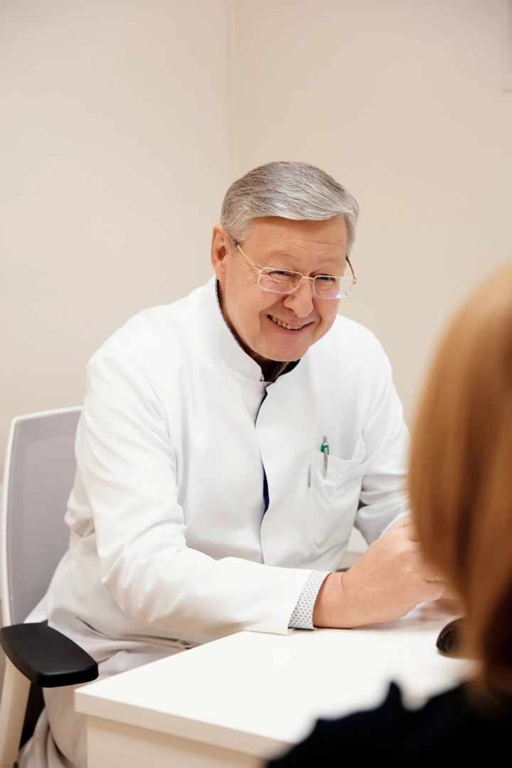 Психотерапевт с пациентом обсуждают результаты работы