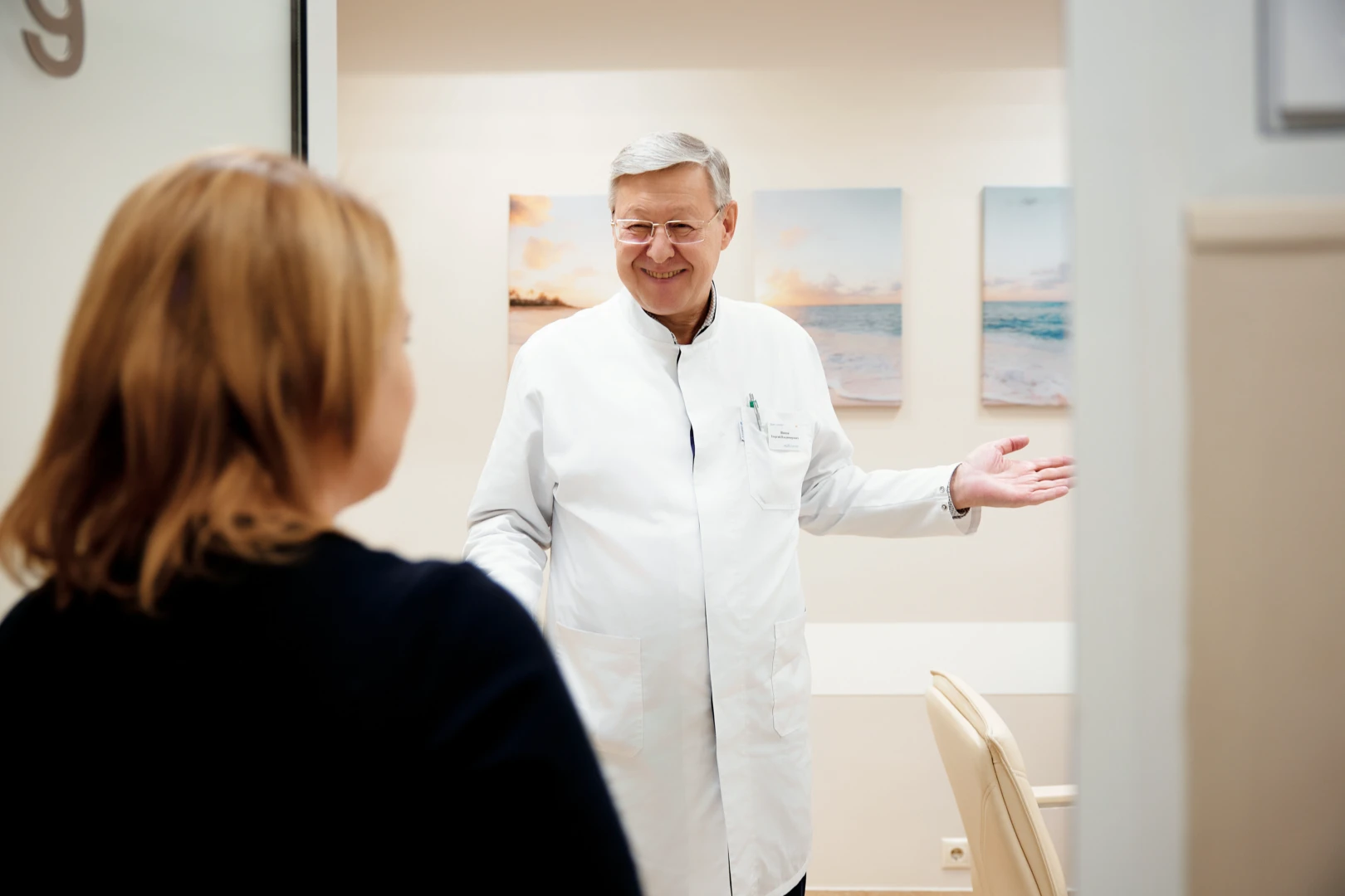 Врач знакомится с пациентом на первом сеансе поведенческой психотерапии