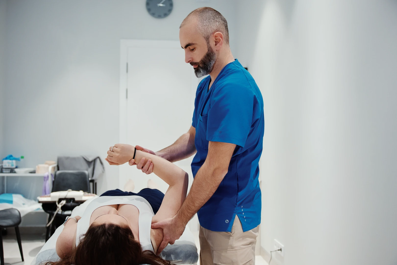 Врач проводит диагностику