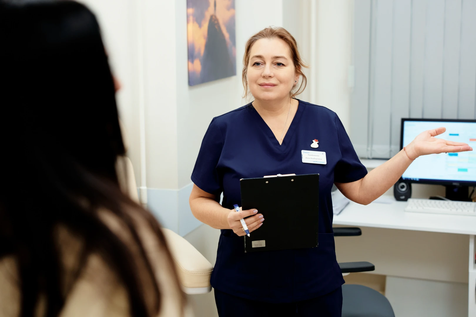 Врач проводит первый сеанс экзистенциальной психотерапии