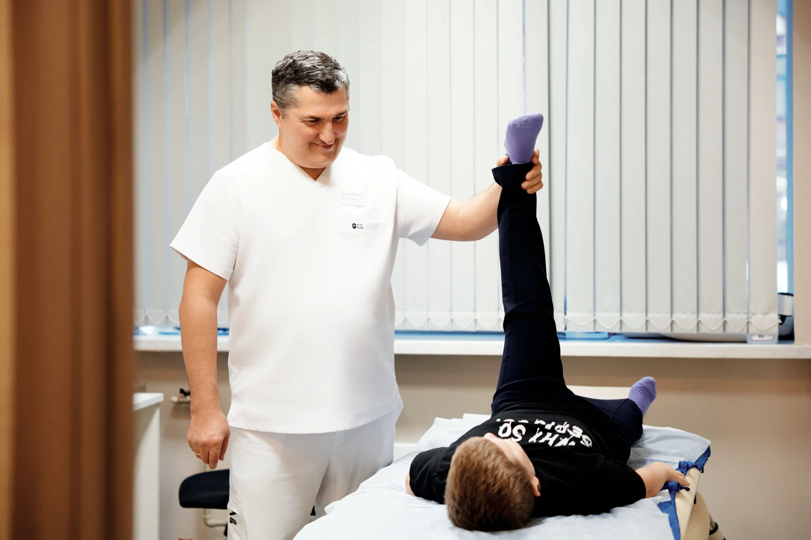 Ортопед проводит осмотр на приёме