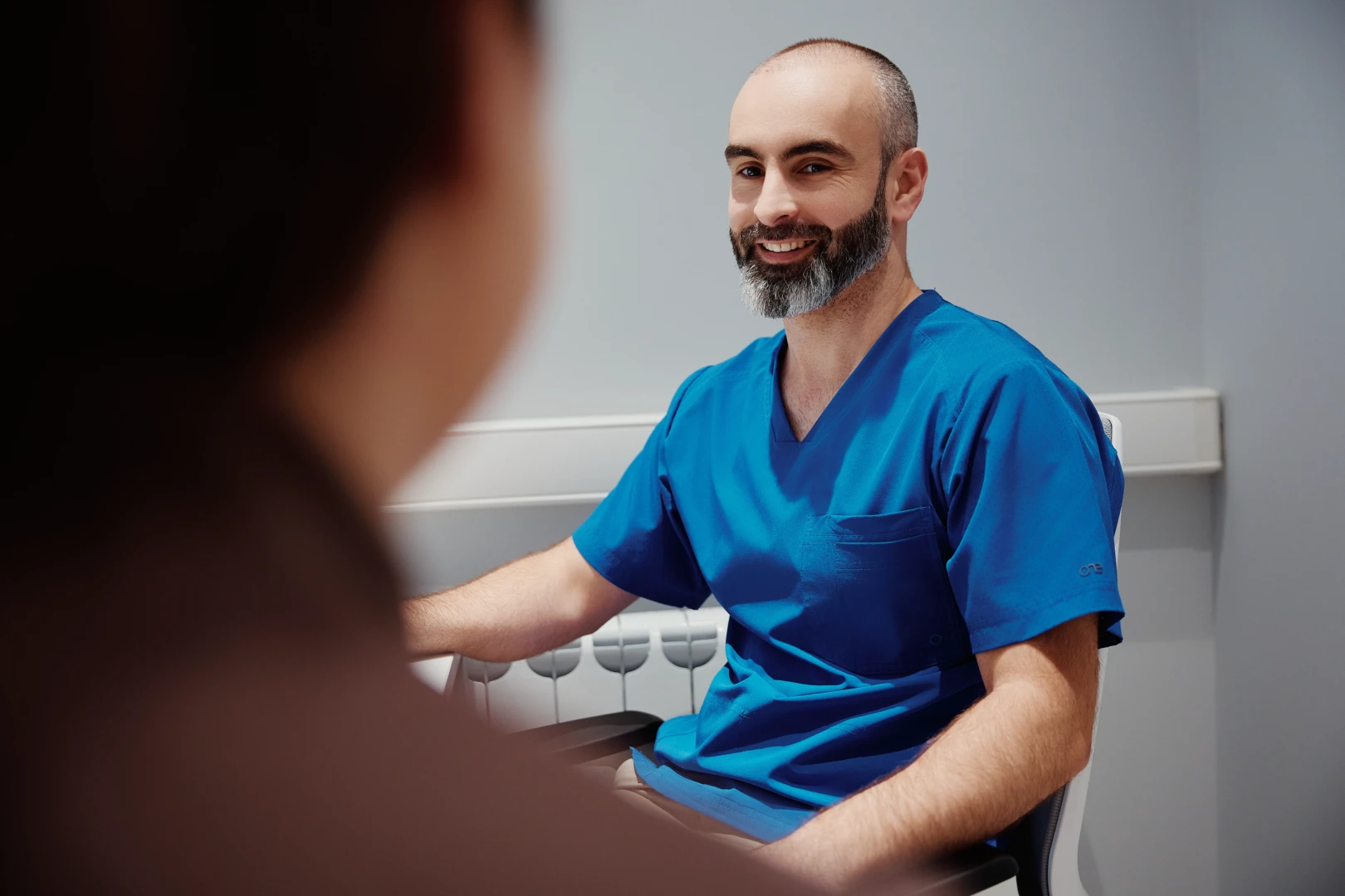 Врач разговаривает с пациентом