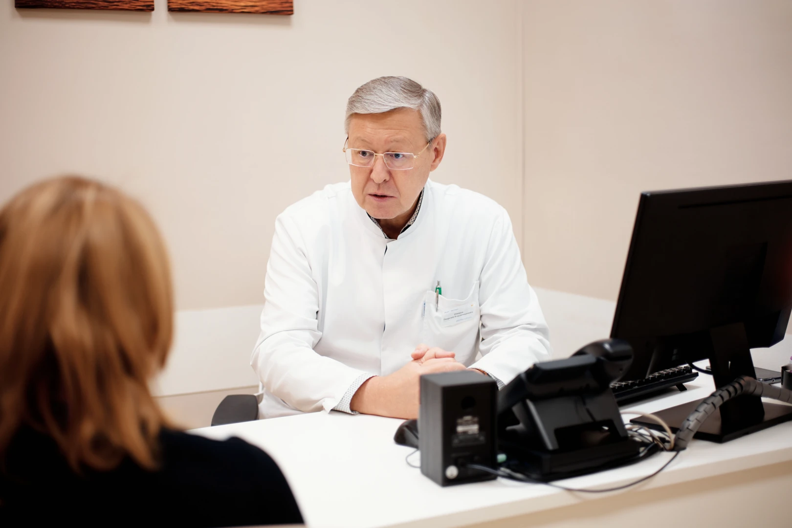 Психотерапевт рассуждает с пациентом на сеансе трансакционного анализа