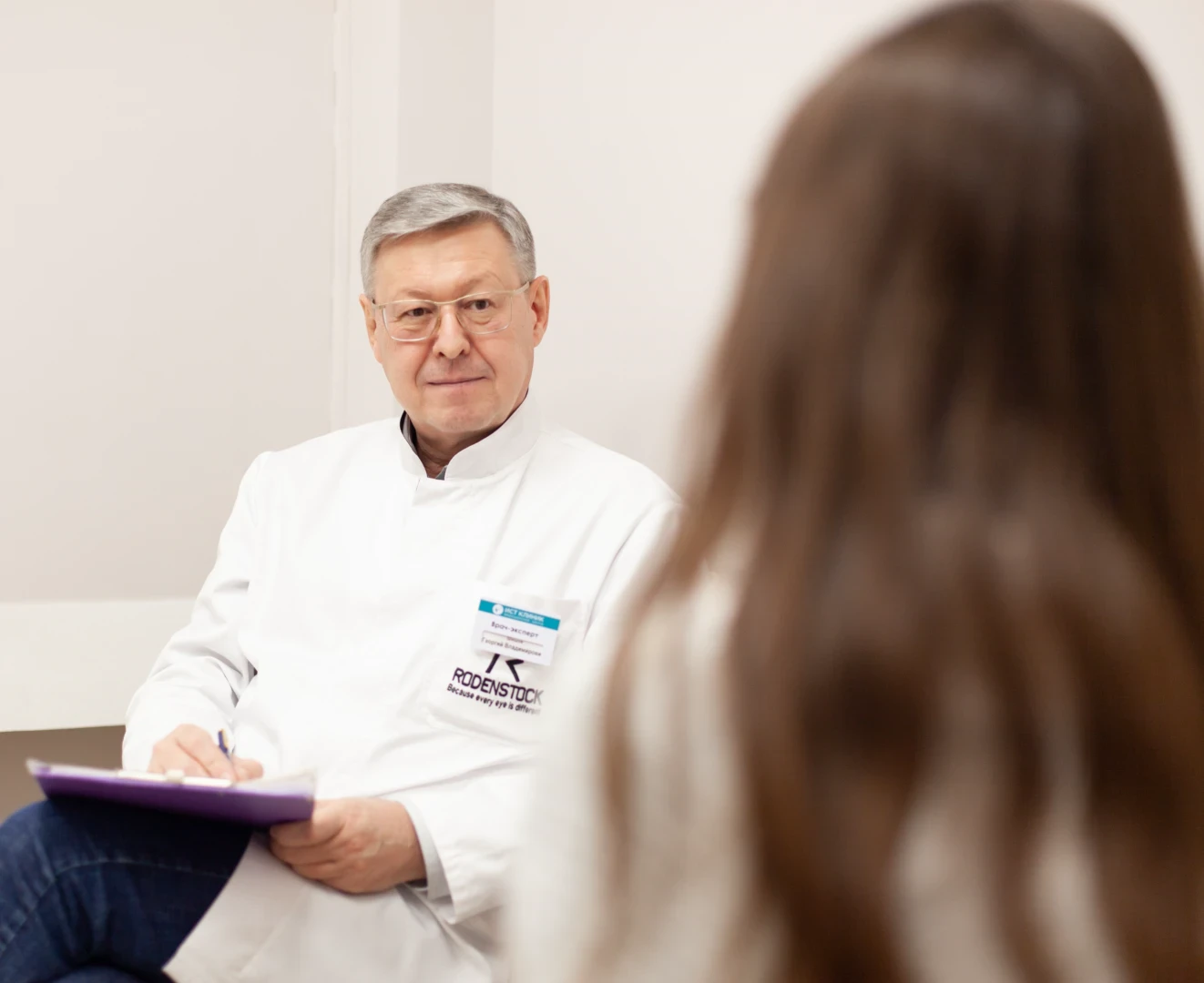 Психотерапевт проводит с пациентом сеанс транзактного анализа