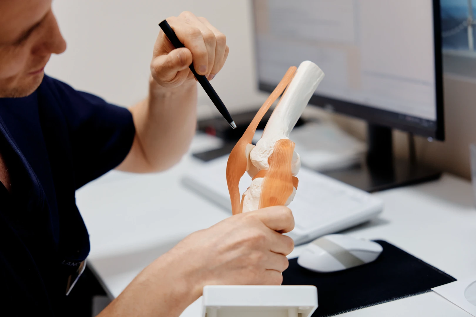 Травматолог общается с пациентом на приёме