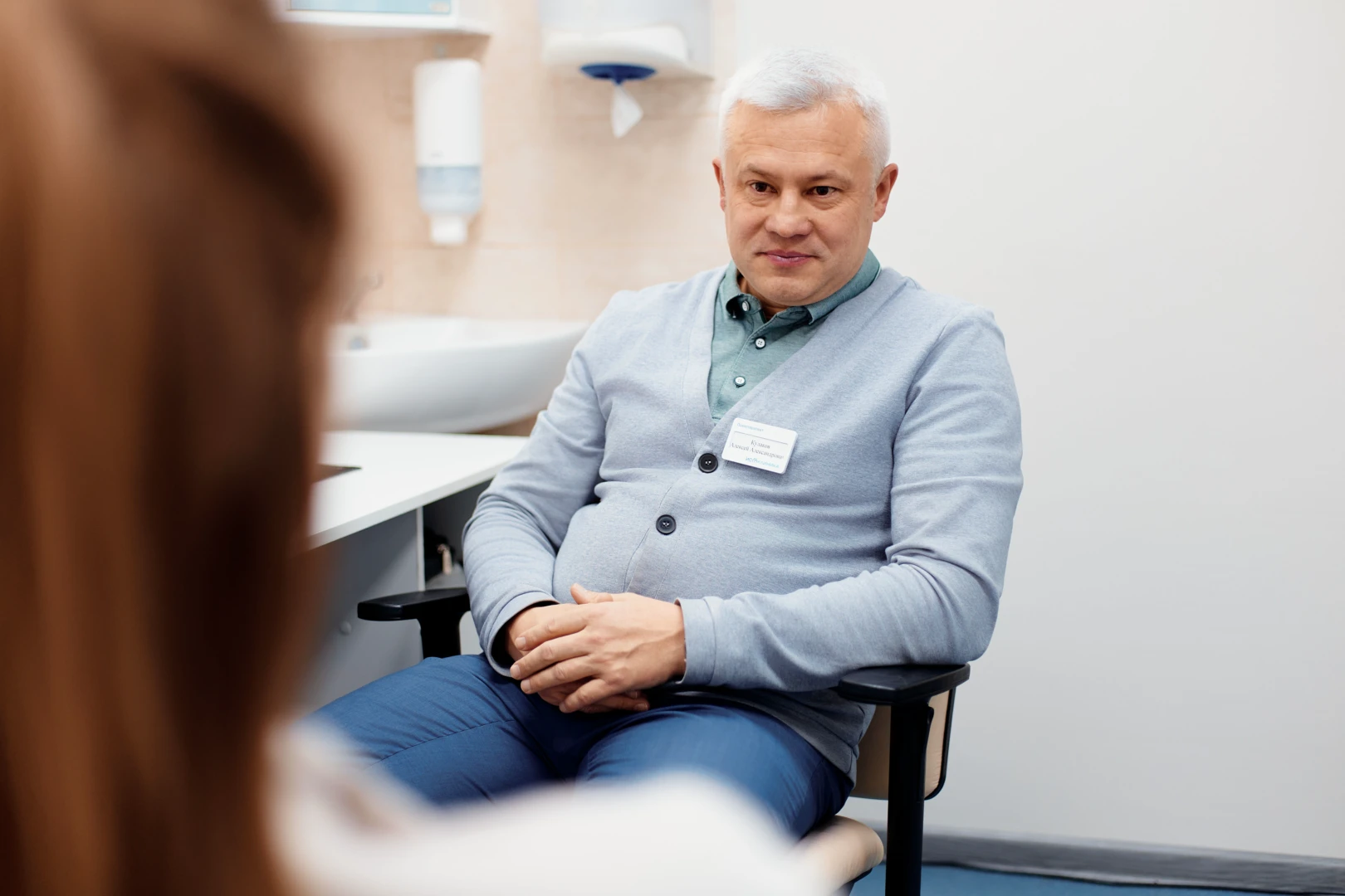 Психотерапевт обсуждает с пациентом запрос на транзактном анализе