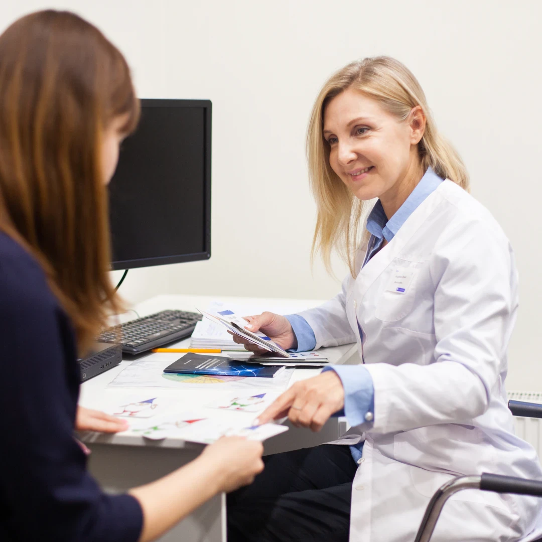 Психотерапевт общается с пациентом на приёме трансперсональной психотерапии