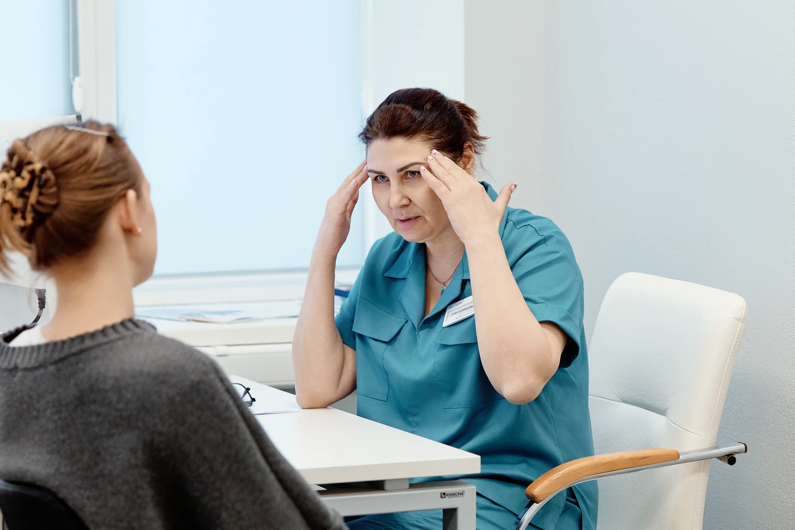 Врач объясняет отличия головной боли от мигрени