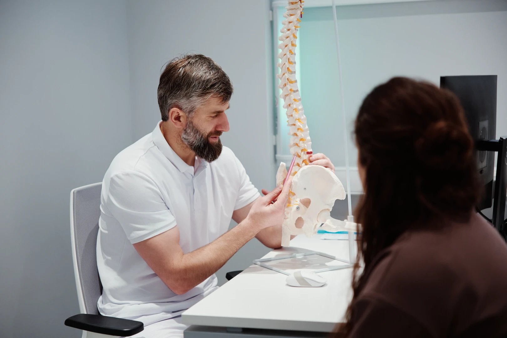 Врач рассказывает о причинах боли в пояснице