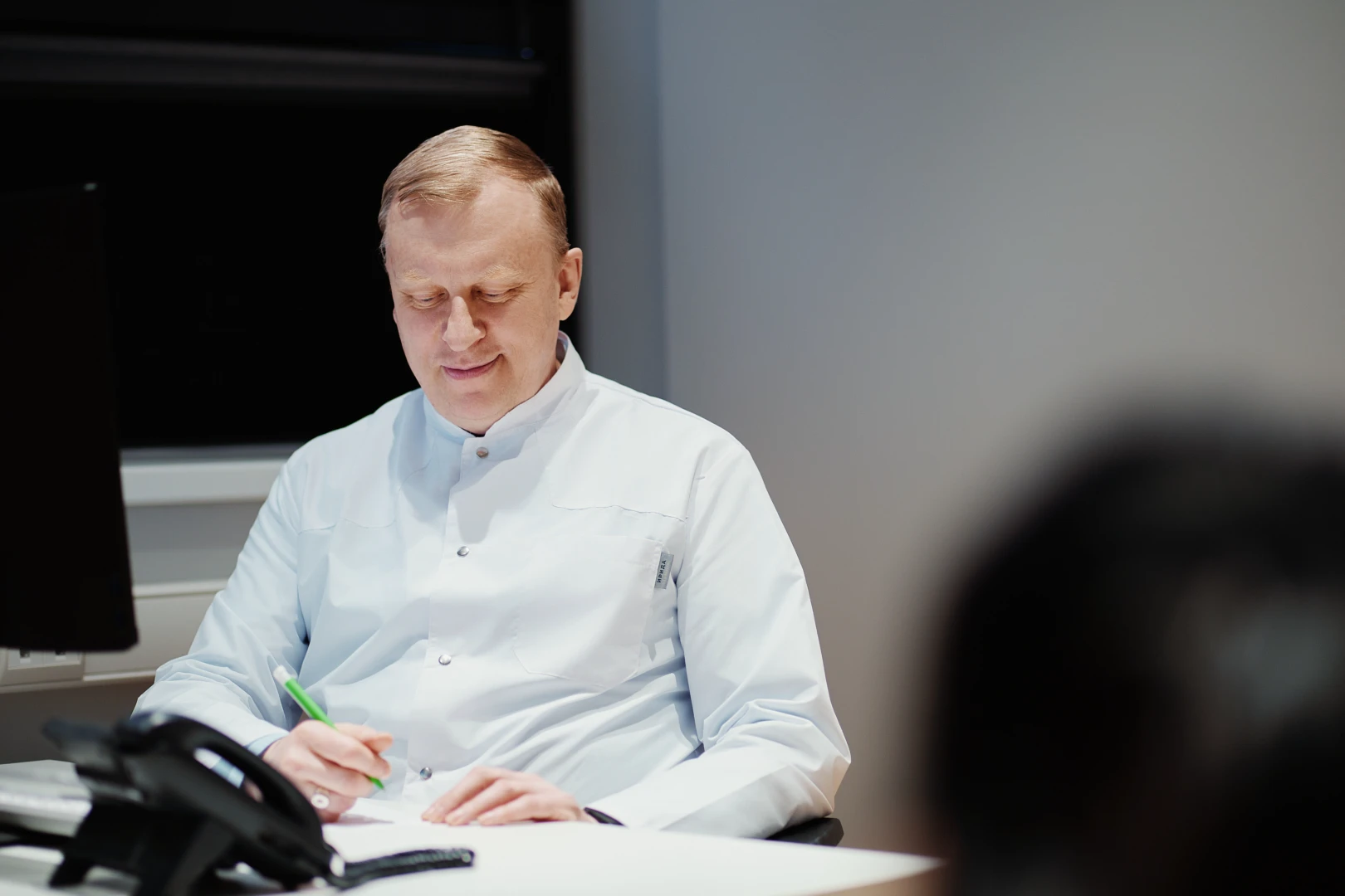 Психолог проводит первичный сеанс с пациентом