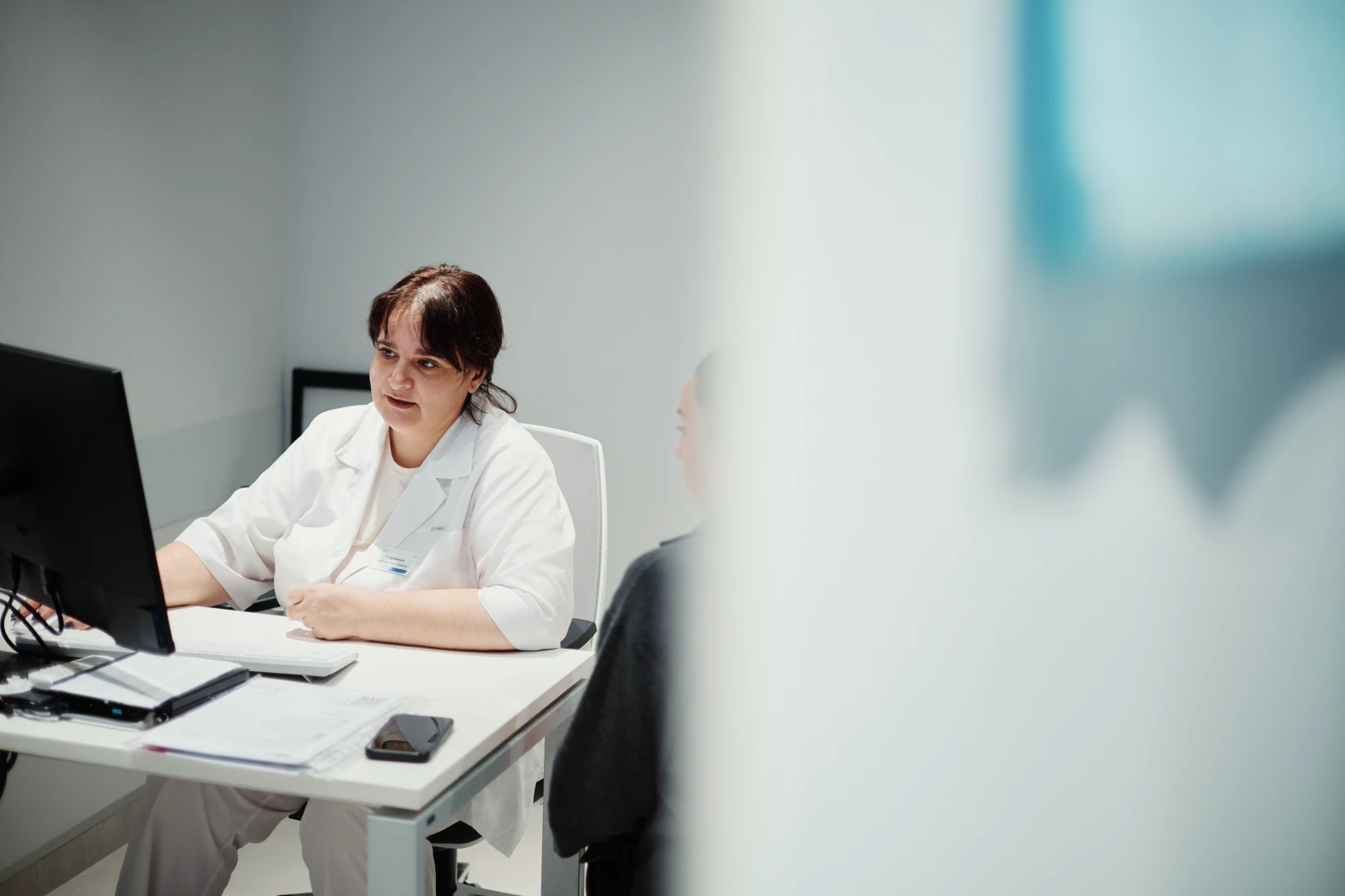 Гинеколог беседует с пациенткой на приёме в Ист Клинике