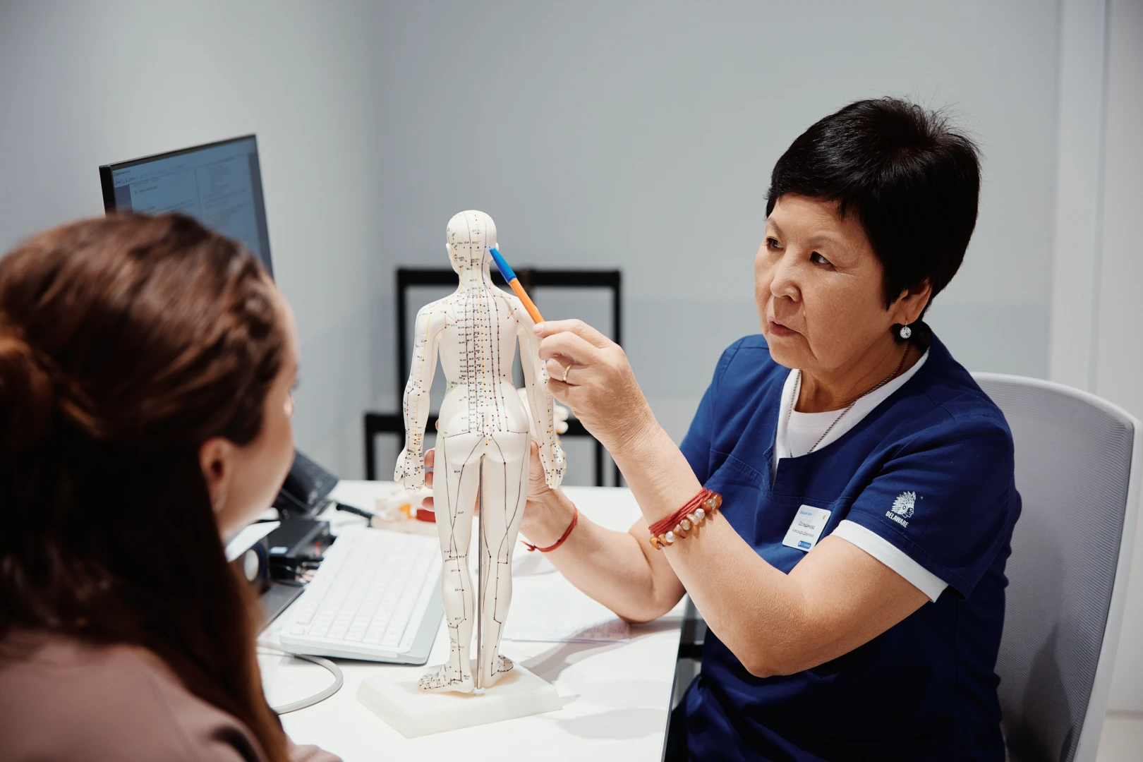 Врач разговаривает с пациентом