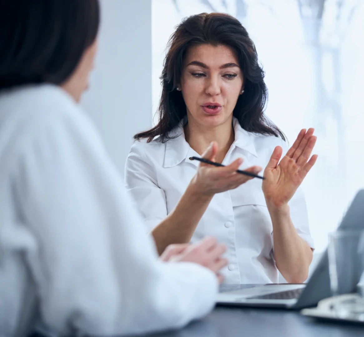 Врач проводит Электроэнцефалография (ЭЭГ)