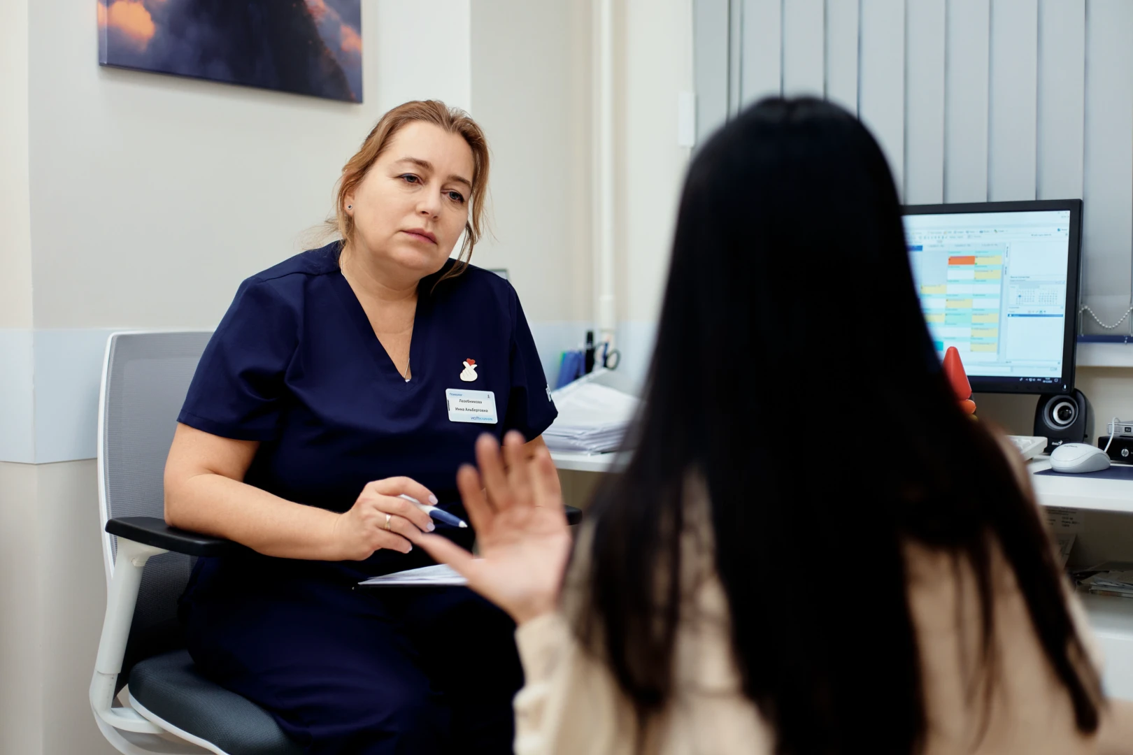 Психолог общается с пациентом на приме в Ист Клинике