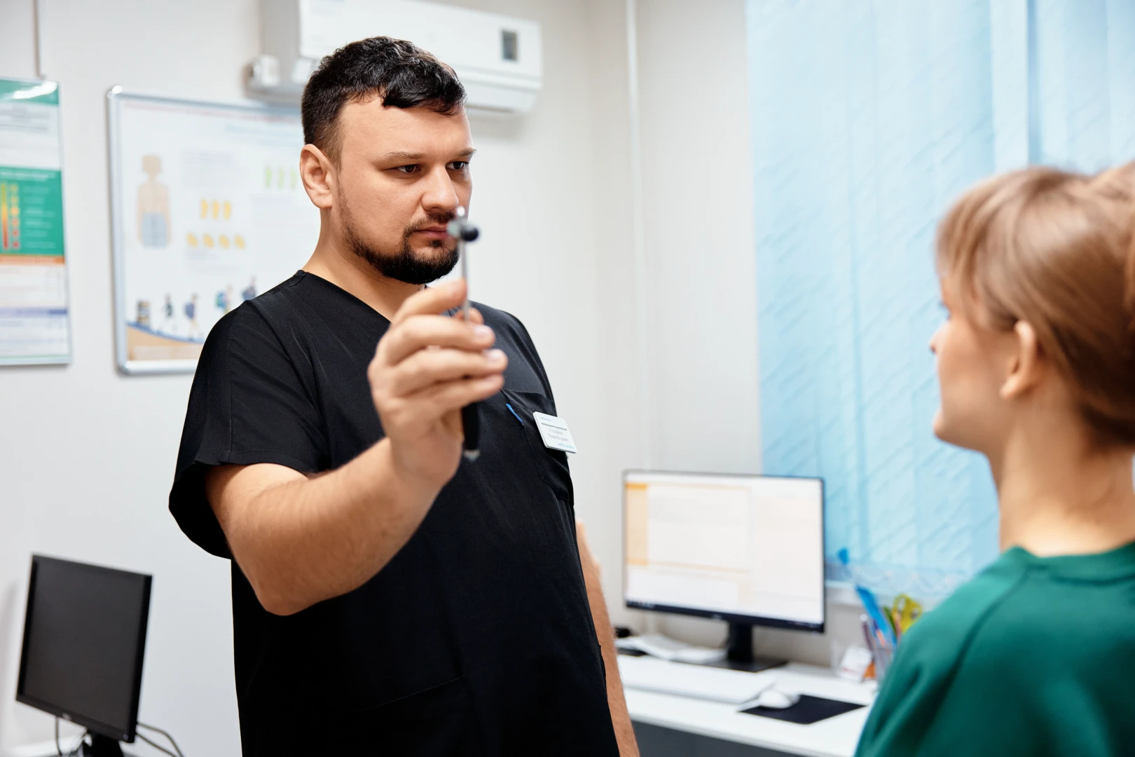 Врач невролог проводит осмотр пациента