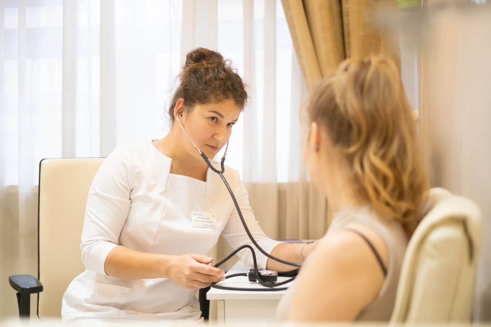 Врач проводит осмотр и определяет вид головной боли