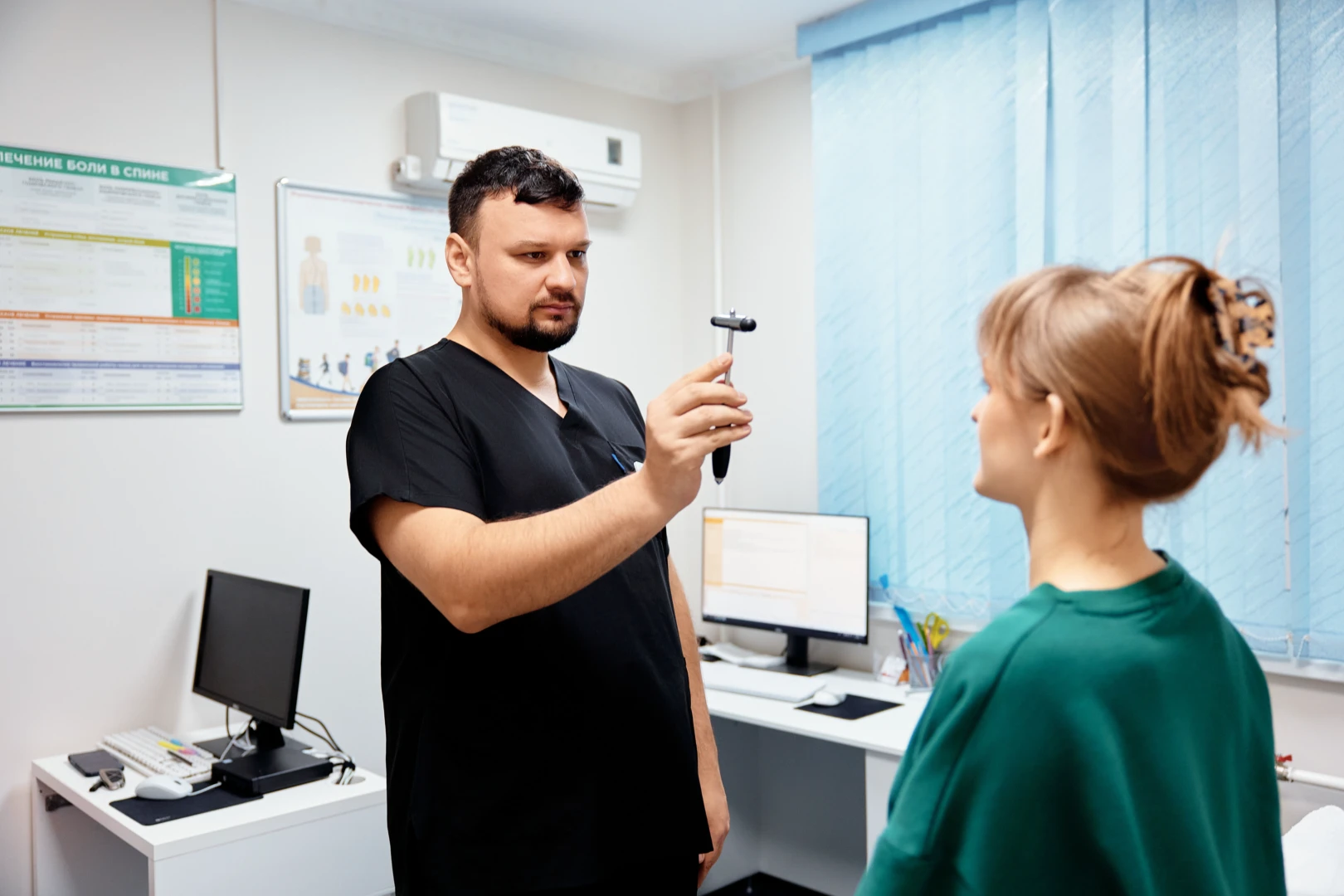 Врач проводит осмотр и выявляет причину головной боли