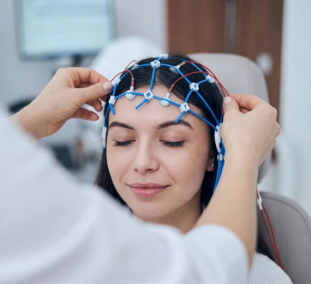 Врач проводит Электроэнцефалография (ЭЭГ)