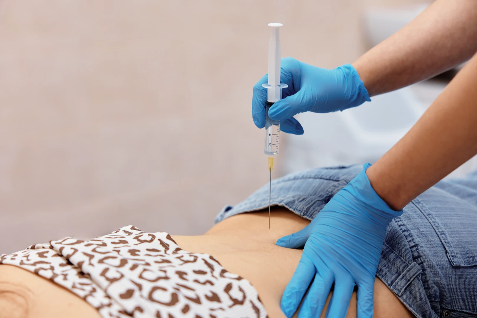 Невролог ставит инъекцию в область поясницы