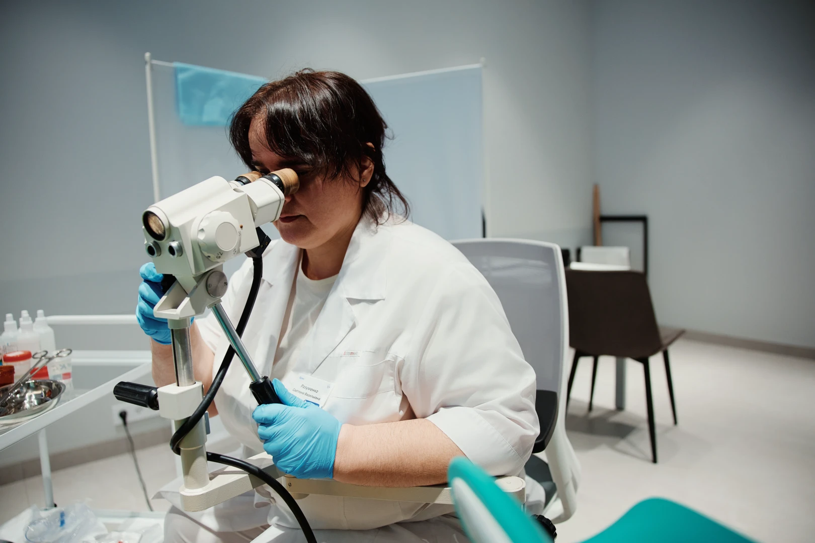 Гинеколог осматривает пациентку