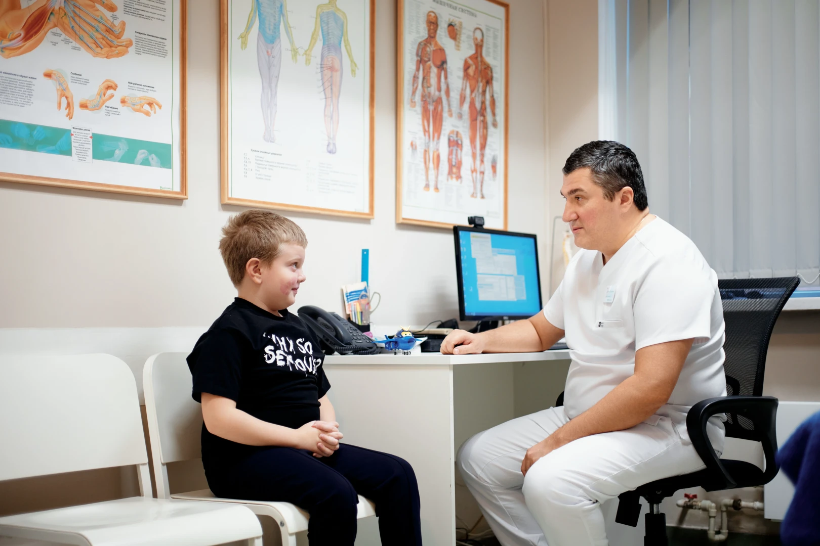 Врач беседует с пациентом перед процедурой