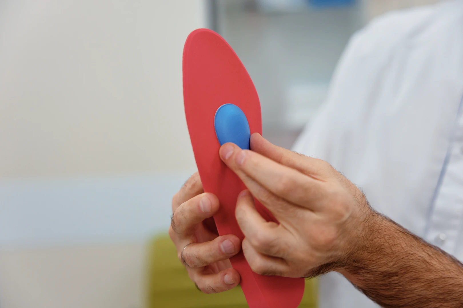 Остеопат обсуждает с пациентом результаты коррекции стелек и даёт рекомендации