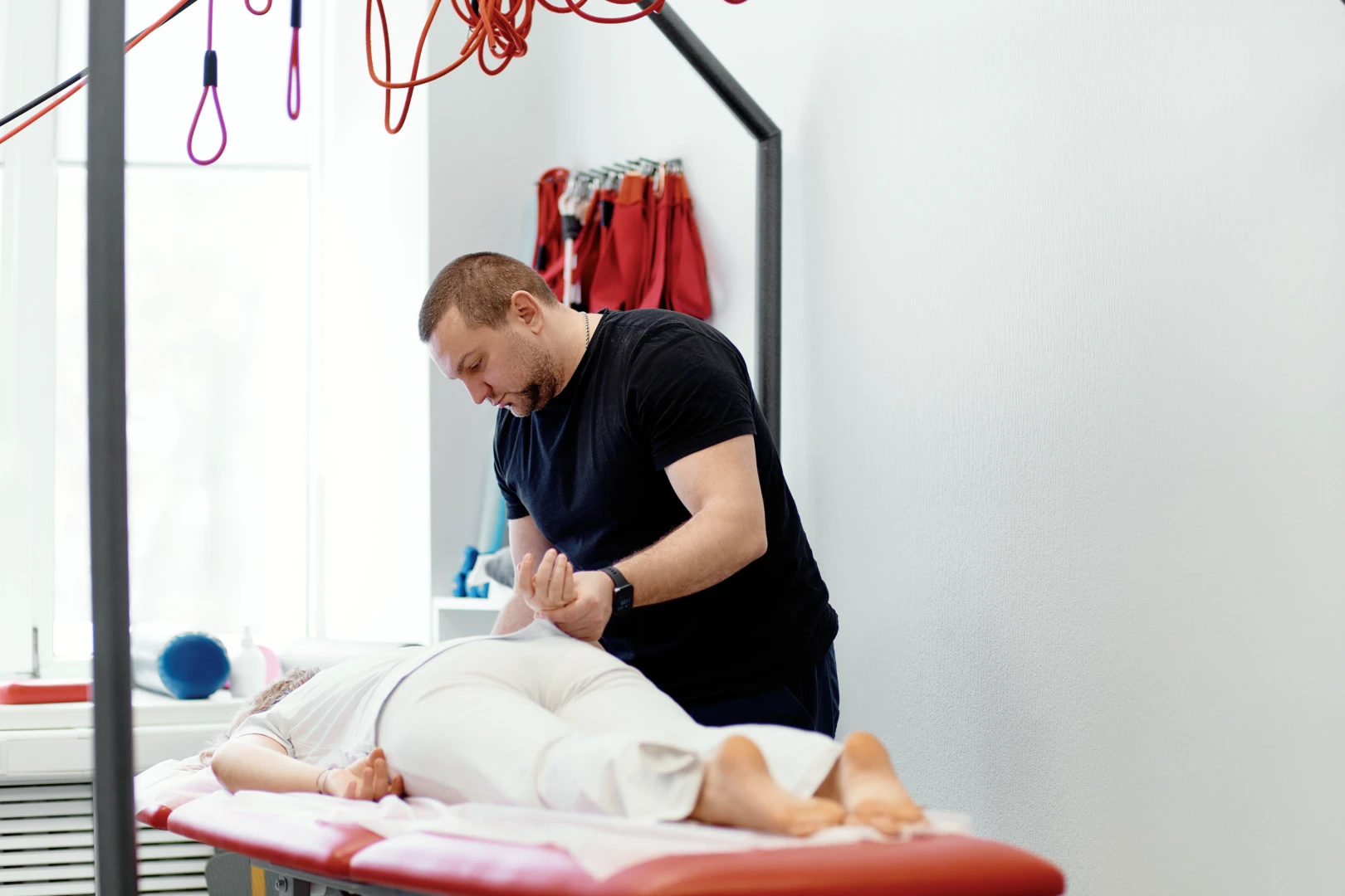 Врач проводит ЛФК
