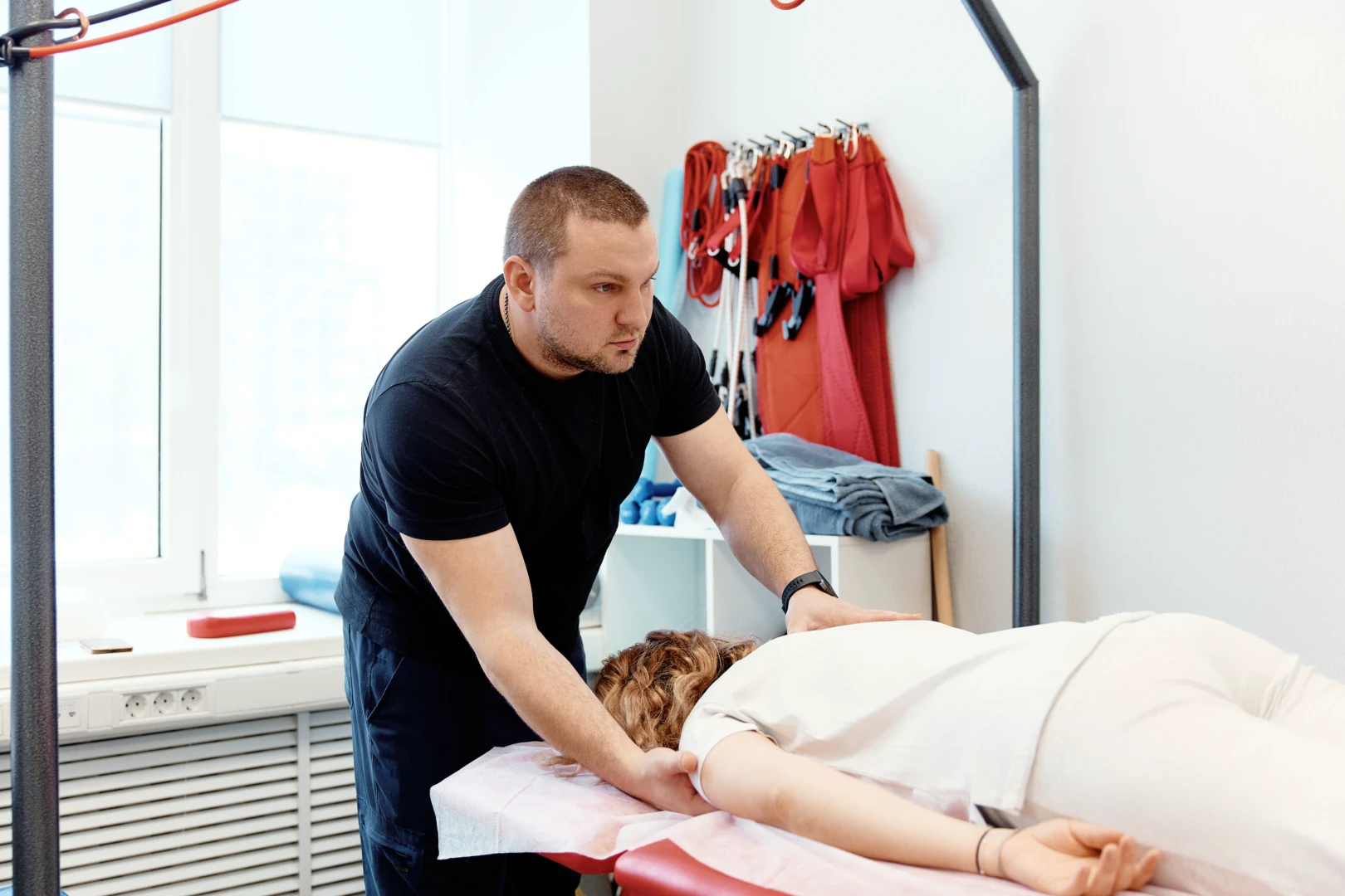 Врач проводит ЛФК