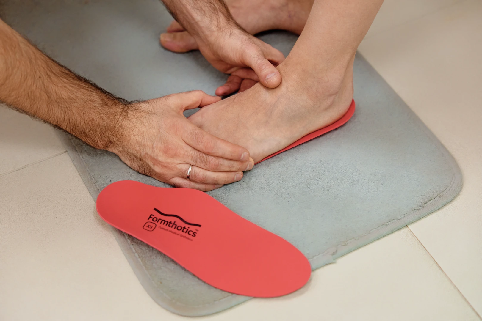 Врач проводит формовку стелек и правильно корректирует