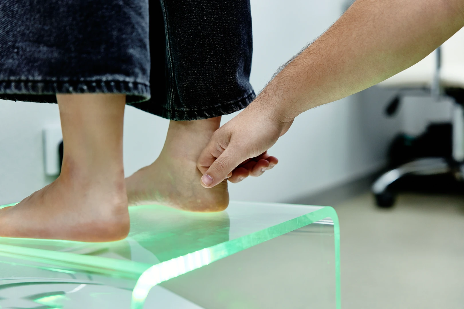 Мануальный терапевт проводит диагностику стопы