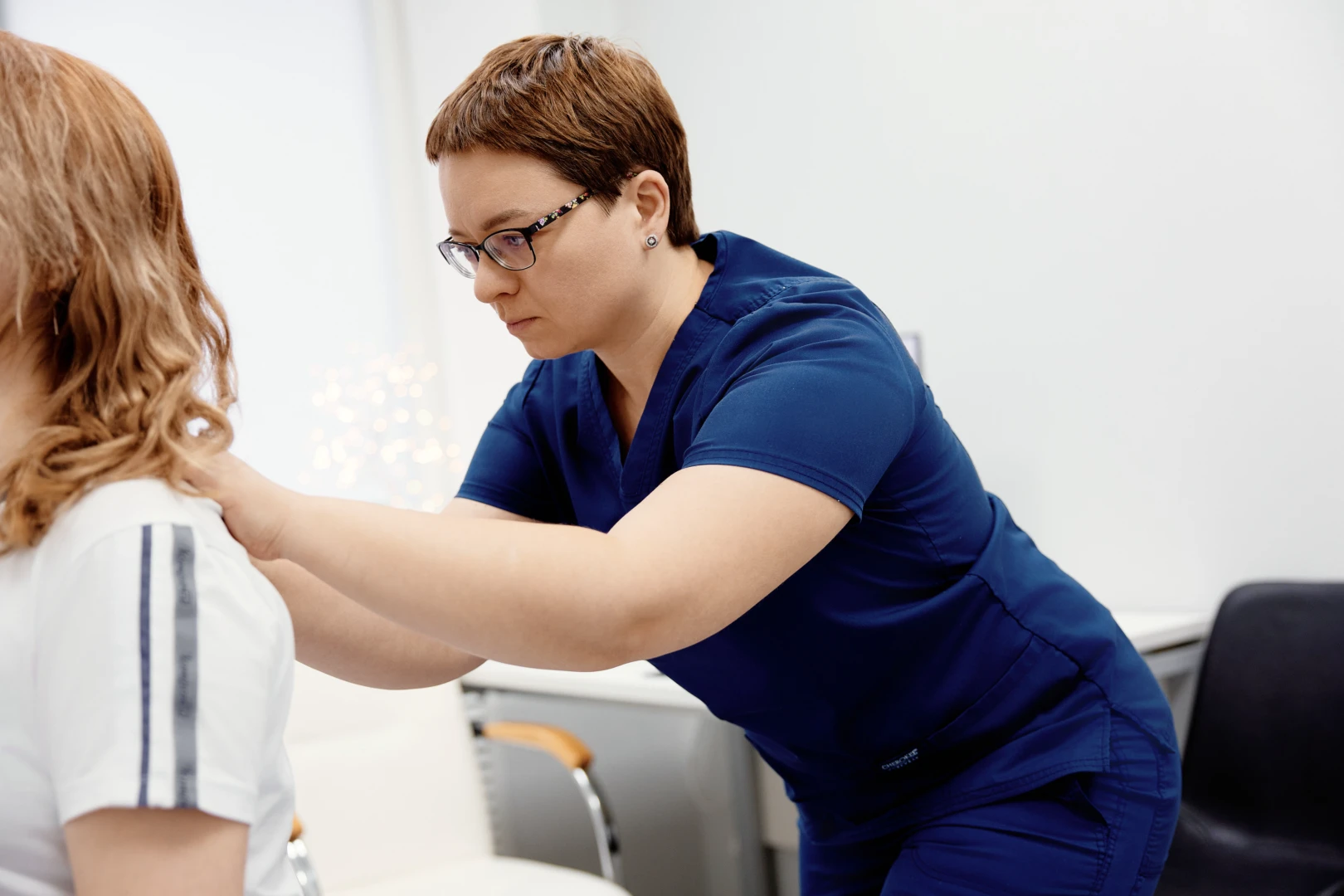 Врач даёт рекомендации пациенту по дальнейшим упражнениям и лечению