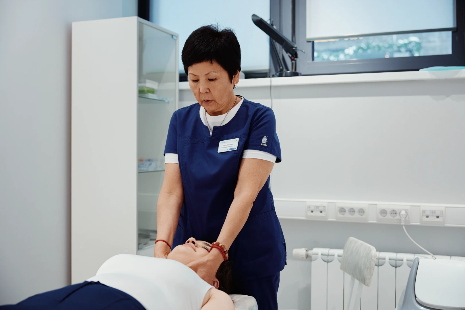 Остеопат проводит процедуру пациенту в Ист Клинике