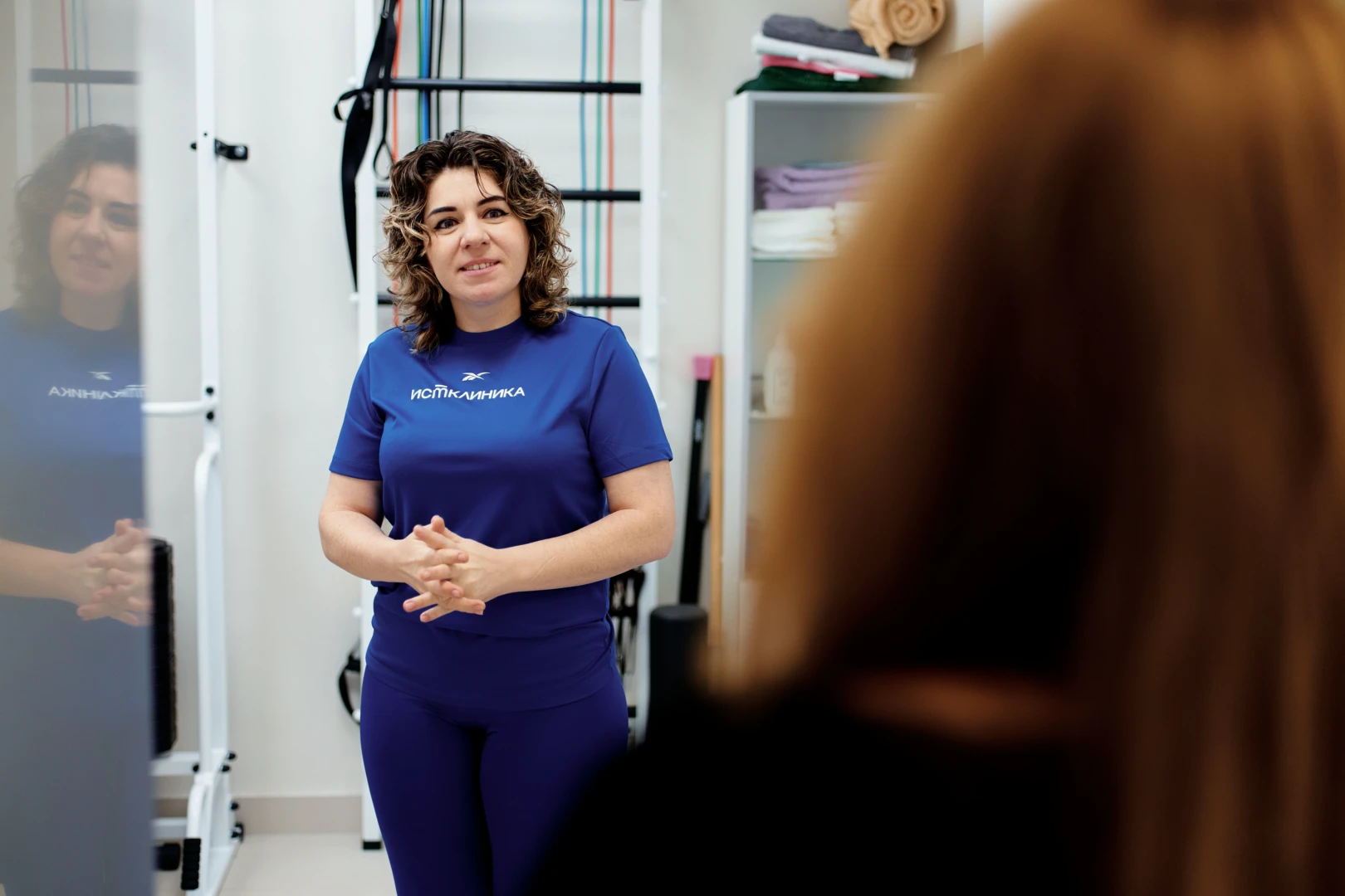 Врач разговаривает с пациентом